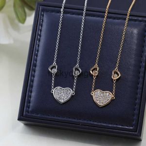 Collares pendientes Collar nuevo Colgante de amor para mujer Diamante feliz V Oro Blanco Fritillaria Incrustaciones de diamantes Cadena de collar deslizante x0711