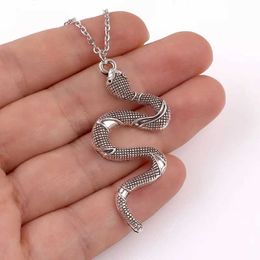 Colliers de pendentif Nouveau collier de serpent pour femmes Nouveaux bijoux d'anniversaire de pendance de design animal