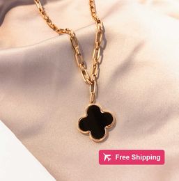 Pendentif Colliers Le plus récent collier de chaîne de pull pour femmes de créateur 4 pendentif trèfle à quatre feuilles Long Double face noir blanc bijoux automne et hiver 2097