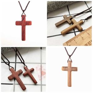Colliers pendants nouvellement conçus religieux noir de couleur marron noir cadeau en bois croix en bois ébène en bois naturel pendentif pendentif en bois de santal D240525