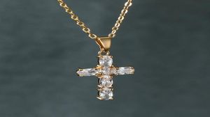 Colliers pendentifs One Piece Jesus Cross Collier pour femmes Luxury Crystal Rose Gold Silver Color Chains Bijoux de mariage Gift 25506815