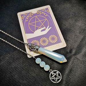 Hangende kettingen Opaliet Pendulum Synthetische edelsteen charme Divination Magic Tool Crystal Pendantpendant