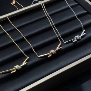 Colliers pendants Pai di Jia Double T bijoux de haute qualité Collier de nœud croisé Miss Gu même style Bow Collar Collar chaîne Q240507