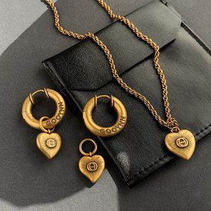 Colliers pendentiels de créateur de Paris Vintage Love Boucles d'oreilles Femmes Lumière Luxury minoritaire senior Middle Ancient Sweater Chain Fashion Bijoux