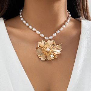 Colliers pendentifs Collier en métal orné de perles pour femmes avec fleur