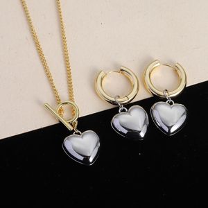 Colliers pendentif Colliers pendentif bijoux de créateur collier de lettres de coeur avec boucles d'oreilles clous d'oreille décontractés accessoires boucles d'oreilles pour dames portant l'étiquette correcte