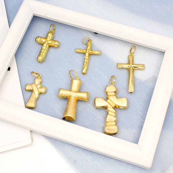 Collares pendientes Colgantes Cobre de alta calidad Cruz latina para mujeres Hombres 24K Chapado en oro Accesorios de joyería de moda Ropa diaria Fiesta de regalo