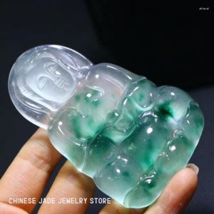 Colliers pendentifs. Parfait haute précision en jade chinois sculpté Guanyin Bodhisattva