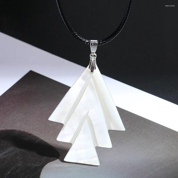 Pendentif Colliers Coquille d'eau douce personnalisée sculptée Triangle Flèche Tendance européenne et américaine Collier de bijoux en forme d'arbre de Noël