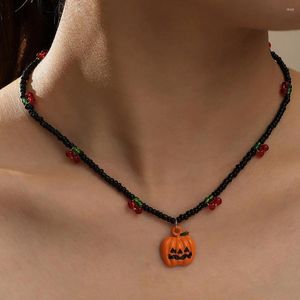 Hanger kettingen gepersonaliseerde Halloween -ornamenten creatieve zwarte rijst kralen pompoen sleutelbeen ketting ketting cadeau voor vriendin ketens