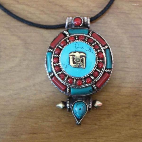 Collares colgantes PN098 Vintage Tibetano Cobre Piedra colorida Mantra Om Caja de oración Collar 33 mm Redondo Gau Amuleto Nepal Joyería