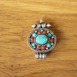 Pendentif Colliers PN674 Népal Bijoux Tibétain Argent Incrusté Turquoises Corail Coloful Mini Perles Boîte de Prière Gau Amulette pour Femme