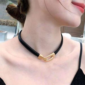 Hangende kettingen punk zwarte pu lederen riem vorm choker vrouwen hiphop metalen clasp hand sleutelbeen ketting ketting 2022 gothic sieraden