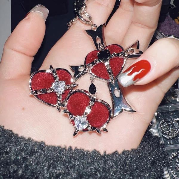 Collares colgantes Punk Red Love Heart Cross Rhinestone Remache Collar para mujeres Dark Cool Charm Joyería de moda Accesorios de moda gótica