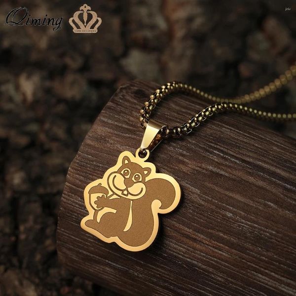 Pendentif Colliers Qiming Gold Couleur Écureuil Tenant Collier de gland pour femmes en acier inoxydable Beau cadeau animal