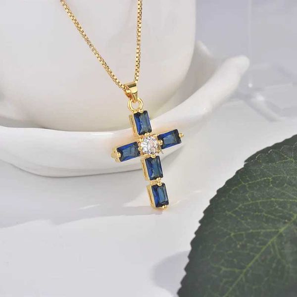 Colliers pendentifs Real Solid 18K Yellow Gol Cross Pendant Collier pour hommes et femmes Design simple saphir pendentif Jésus-Christ Bijoux Fine 240419