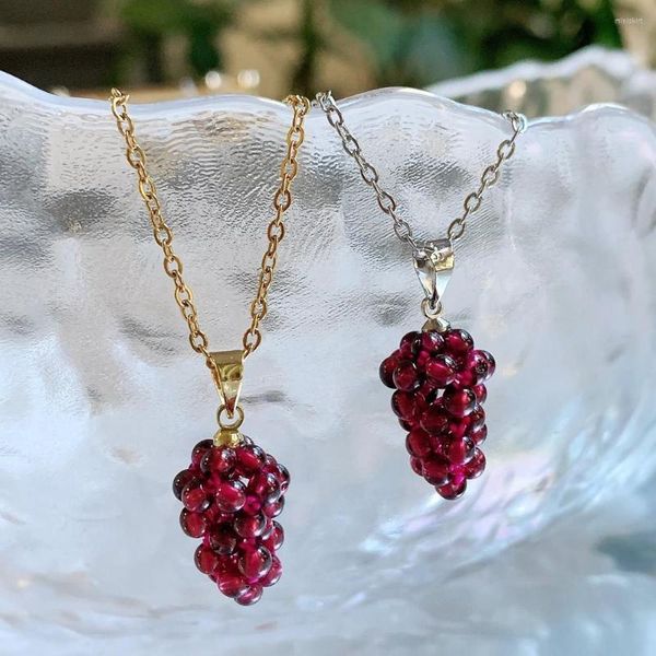 Collares pendientes Cristal rojo Granates naturales Collar de piedra Lindo encanto de uva Cadena de acero inoxidable Pequeño péndulo de frutas encantadoras