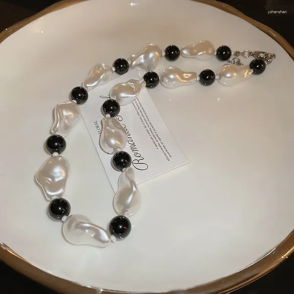 Pendentif Colliers Rétro Noir et Blanc Irrégulière Perle Boule Perles Couture Collier Clavicule Chaîne Femmes