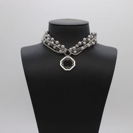Halsketten mit Anhänger Retro-Mehrschicht-Perlen-Strass-Design mit einem Sinn für Nischen-Schwerindustrie, hochwertige Damenhalskette