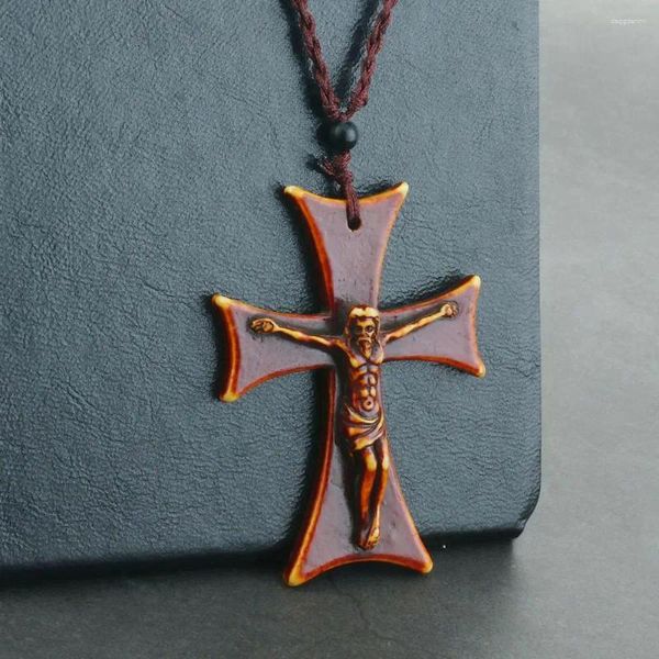 Colliers pendants rétro rouge acrylique crucifix jesus collier hommes chevaliers maltais fer croix ajusté la chaîne de corde bijoux