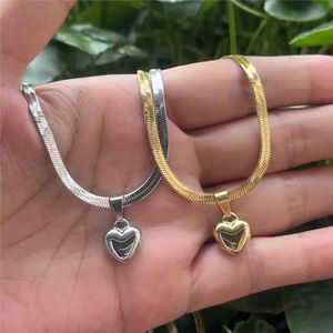 Colliers pendants Titane romantique en acier inoxydable mignon en forme de coeur