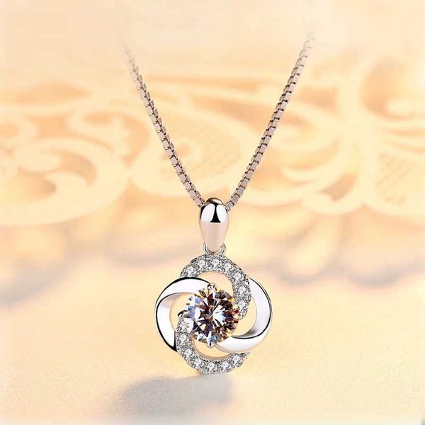 Colliers pendants Romantique Twisted Four Colliers de fleurs de trèfle Crystal brillant pavé mince élégant Box Pendants Colliers Bijoux pour femmes 240410