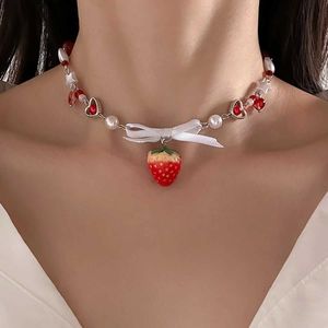 Colliers de pendentif Saliccon coréen mignon collier pendant de la fraise rouge gothique y2k coeur en forme d'imitation collier de chaîne de perle bijoux Q240430