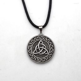 Colliers pendentifs Collier de noeud de triangle irlandais écossais Bijoux de sorcière Wiccan