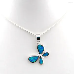 Colliers pendentif vendant des bijoux en opale bleue à la mode; papillon