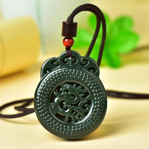 Collares colgantes Enviar certificado Natural Hetian Green Jade Dragon con cadena de cuerda Fengshui Charms Collar Hombres Mujeres Lucky Amuleto Regalos