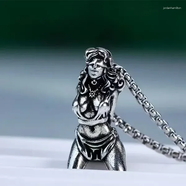 Pendentif Colliers Sexy Beauty Killer Fait à la main Belle Un bandeau avec des cheveux bouclés Collier de déesse Hommes Femmes Couples Bijoux alternatifs