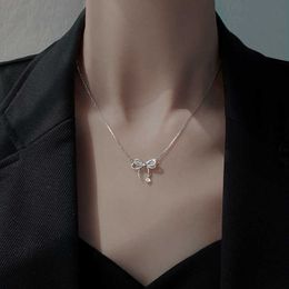 Pendentif Colliers Argent strass arc femmes lumière luxueux collier de charme simple et à la mode Kravik adapté aux cadeaux de mariage G220524