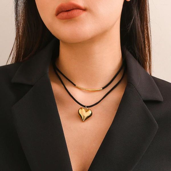 Collares colgantes Tela de pana negra simple Cadena de clavícula en forma de corazón para mujeres Collar de mujer de metal de doble capa geométrico