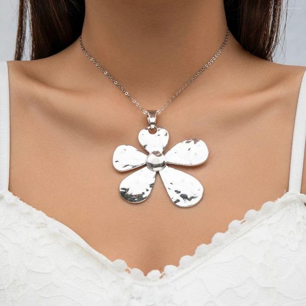 Colliers pendentifs Chaîne simple avec grand collier de fleurs à cinq pénéales pour femmes accessoires de chance à la mode sur le cou 2024 Bijoux de mode