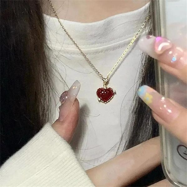 Collares colgantes Corazones pequeños Collar de amor Retro Personalidad de lujo Corazón rojo Temperamento de clavícula Verano Cristal al por mayor