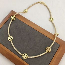 Anhänger-Halsketten Kleines Nischendesign, neue Volldiamant-Halskette für Frauen mit einem hohen Sinn für Individualität, leichter Luxus-Stil, Messing, vergoldet, TB-Armbandkoll