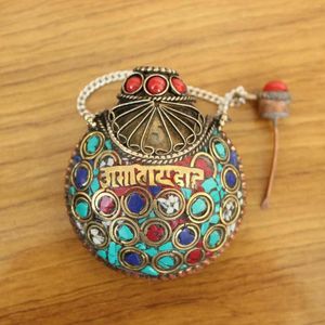 Pendentif Colliers SN204 Vintage Tibétain Laiton Pierre Colorée Six Mots Mantra Grande Bouteille De Snuff Pendentifs Artisanat Objets De Collection