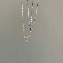 Colliers de pendentif Collier pendentif en cristal bleu carré adapté aux femmes Collier en acier inoxydable émoucissant