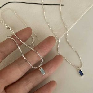 Colliers pendentiels Collier pendentif en cristal bleu carré adapté aux femmes Collier en acier inoxydable de couleur Dazzlesilver chaîne de serpents sur le collier J240516
