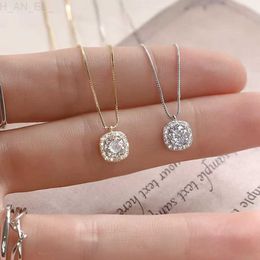 Colliers pendentif carré Zircon collier femmes mode haut de gamme lumière luxe Simple tempérament clavicule chaîne bijoux pour envoyer un cadeau à un ami2023C24326