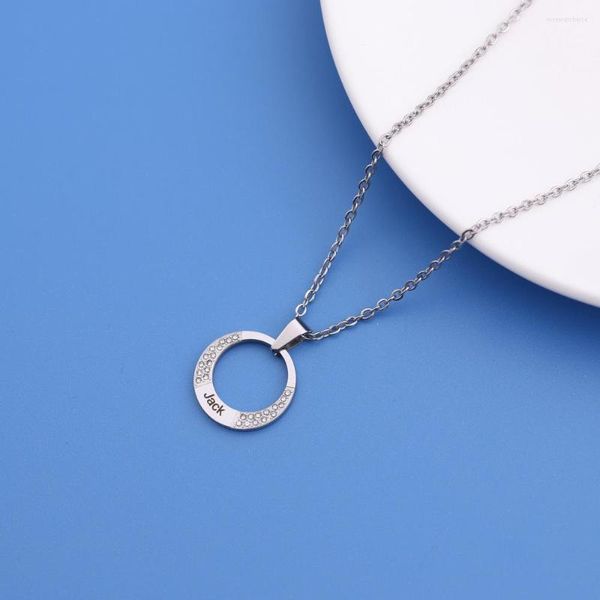 Colliers avec pendentif en acier inoxydable avec nom personnalisé et anneau rond avec cristal clair - Parfait pour les amoureux de la petite amie