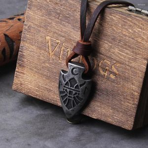 Colliers pendants Collier en fer en acier inoxydable Viking Collier de lance avec une chaîne en cuir de vache comme cadeau pour hommes