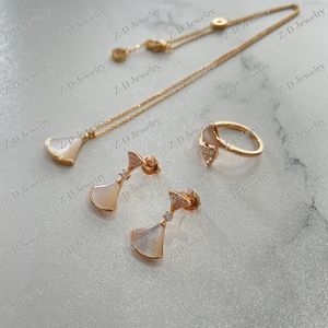 Hanger kettingen Sterling Silver 925 Rose Gold White Fritillaria Dress Set ketting oorbellen mode prachtige dames verjaardagsfeestje sieraden 230816