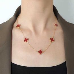 Colliers pendentif brins cordes cinq fleurs collier d'herbe à quatre feuilles acier au titane or 18 carats léger luxe petit filet collier rouge chaîne de chandail
