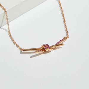 Hanger kettingen t familie hoge versie gedraaid touw ketting voor vrouwen lichte luxe en elegante kleine populaire roze diamanten kraagketen Q240507