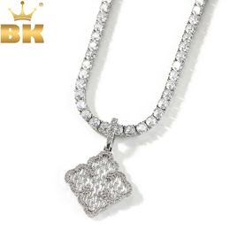 Colliers de pendentif Le roi bling roi romantique Lucky Four Leaf Clover Pendant Iced Out Cumbic Zirconia Pendant Collier pour femmes bijoux hip-hop 240410