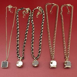 Colliers de pendentif Les derniers bijoux de luxe, collier de lettre incrusté en diamant à la mode et à la mode avec plusieurs options à choisir