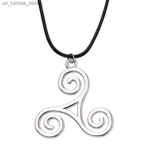 Colliers pendents Le film Teen Wolf Triskele Triskele Triskelion Inspired Pendant Collier Silver Color Stee