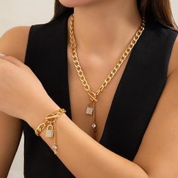 Pendentif Colliers Chaîne épaisse avec serrure brillante et collier clé pour femmes Accessoires de dames à la mode sur le cou 2024 Bijoux de mode Femme