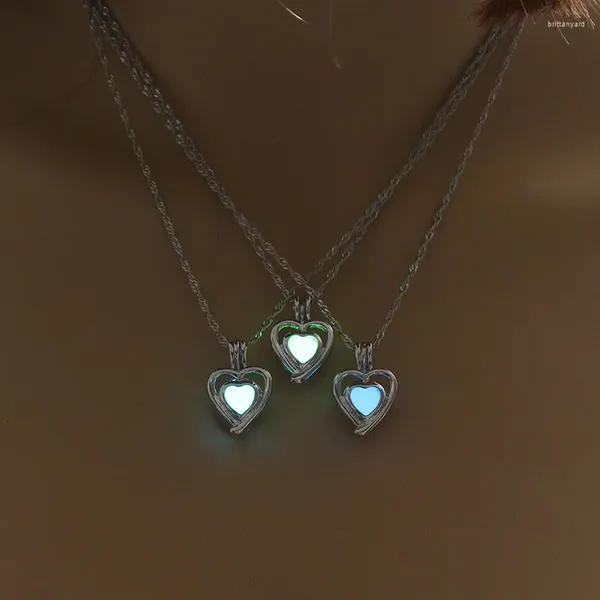 Colliers pendentif trois couleurs sont disponibles brillant dans le collier sombre bijoux pour femmes coeur creux lumineux cadeaux en gros